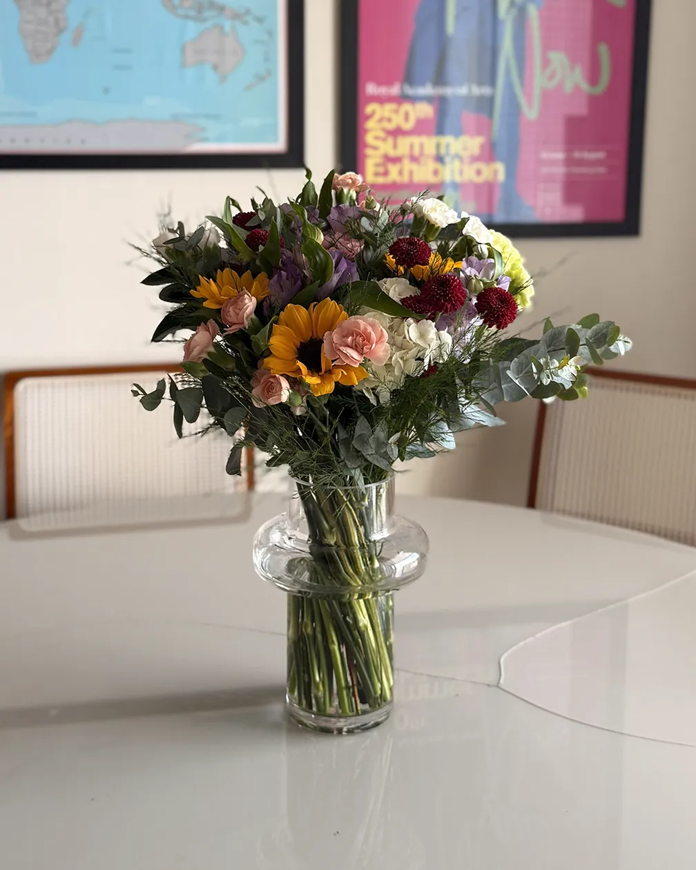 Arranjo de flores da Quintal Belém em vaso de vidro